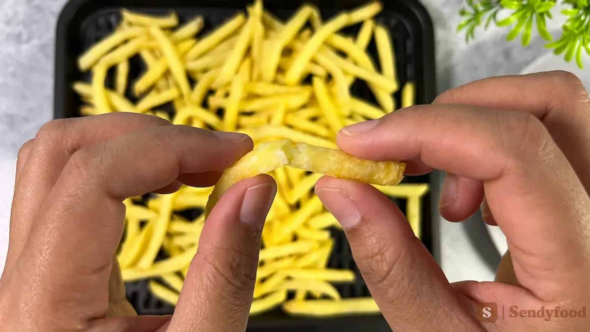 Gogo kentang goreng Shoestring setelah dimasak hingga garing