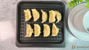 Gyoza Fiesta frozen yang sudah dimasak dan disajikan