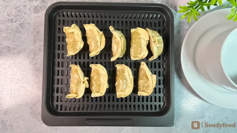 Gyoza Fiesta frozen yang sudah dimasak dan disajikan