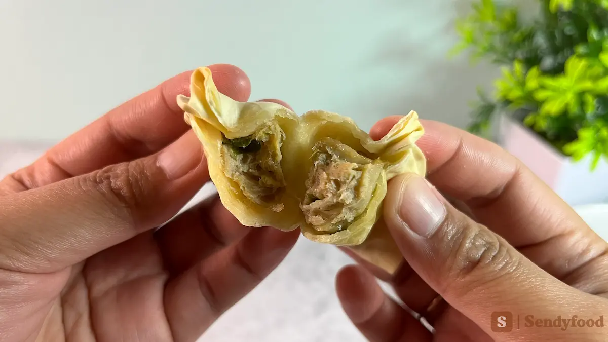 Gyoza Fiesta yang dibelah untuk melihat tekstur kulit dan isian